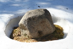 Da, wo die Sonnen nicht so gut hinkommt, befreien sich die Steine selber von der Schneedecke