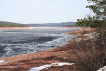 Der Stausee ist durchzogen von kleinen "Eisschollen"