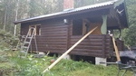 Mit der Motorsge wird kurzerhand ein Loch in die Wand gesgt