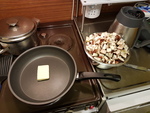Ein anderer Teil wird direkt gebraten. Hmmmm, lecker...