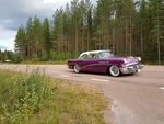 Ein endloser Korso von Oldtimern zieht direkt an uns vorber
