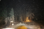 Schneefall bei Dunkelheit